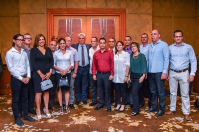 Presidente cubano se reúne con sus compatriotas en Vietnam 