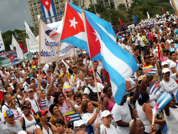 Trabajadores cubanos desfilando en la Plaza de la Revolución