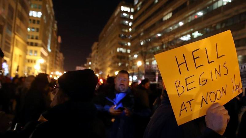 En medio de protestas, llega hoy Trump a la Casa Blanca,