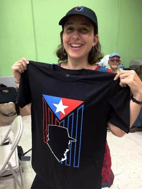 Los puertorriqueños portan en esta visita el pullover Tributo a Fidel.Foto: Carlos Sanabia