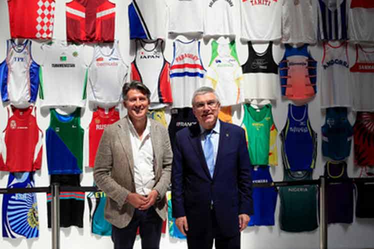 Camisetas, zapatillas y medallas son otras de las ofrendas personales que ponen a volar la imaginación