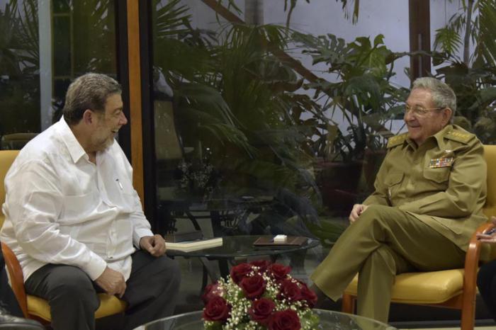 Raúl Castro recibe al Primer Ministro de San Vicente y las Granadinas