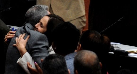 Mariela Castro Espín abraza a Raúl Castro Ruz durante la sesión de la Asamblea Nacional del Poder Popular. Foto: Omara García Mederos/ ACN/ Cubadebate.