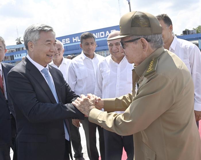 Acompaña Raúl a alto dirigente chino en recorrido por Centro Fidel Castro Ruz