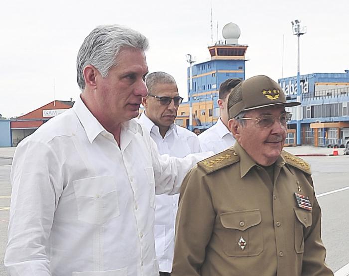 Raúl Castro recibe a Díaz-Canel a su regreso de Nueva York