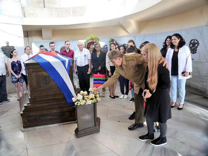 Acompaña Raúl a jóvenes con implante coclear que rindieron tributo a Fidel. Foto: Estudios Revolución