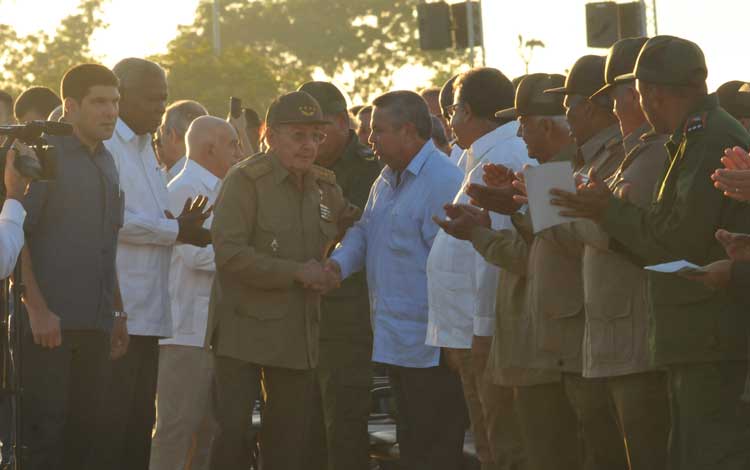 Raúl entra a a plaza en compañía del primer vicepresidente cubano, Miguel Díaz-Canel Bermúdez y otras autoridades