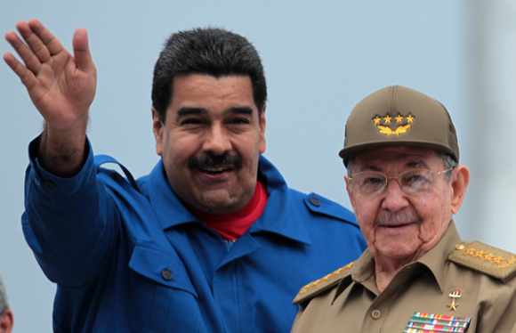 Los presidentes Nicolás Maduro y Raúl Castro en la Plaza de la Revolución, el Primero de Mayo de 2015.