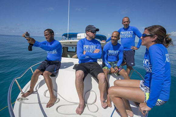 Hanzel Caballero, Pedro Chevalier y Alexis Osoria del Acuario Nacional de Cuba; Shawn Garner y Lauren DeLuca, del Acuario de la Florida, el 21 de agosto de 2016, mientras esperan que los buzos recuperen corales Cuernos de Venado. Foto: John Pendygraft/ Tampa Bay Times. Hanzel Caballero, Pedro Chevalier y Alexis Osoria del Acuario Nacional de Cuba; Shawn Garner y Lauren DeLuca, del Acuario de la Florida, el 21 de agosto de 2016, mientras esperan que los buzos recuperen corales Cuernos de Venado. Foto: John Pendygraft/ Tampa Bay Times.