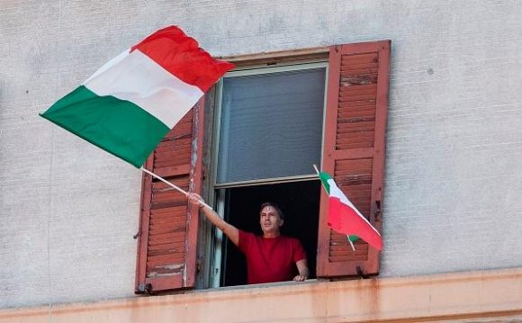 Celebran los italianos desde casa el Día de la Liberación, el aniversario 75 de Italia liberada del régimen de Benito Mussolini