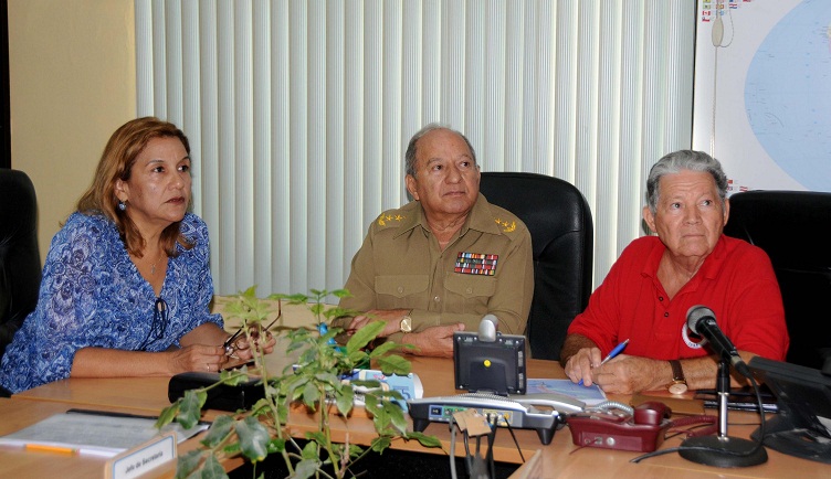El General de Cuerpo de Ejército Leopoldo Cintra Frías (C.), Ministro de las Fuerzas Armadas Revolucionarias (FAR), junto a Ramón Pardo Guerra (D), Jefe del Estado Mayor Nacional de la Defensa Civil (EMNDC) y Elba Rosa Pérez (I), ministra de Ciencia, Tecnología y Medio Ambiente (CITMA), en la sede del Estado Mayor Nacional de la Defensa Civil de Cuba. 