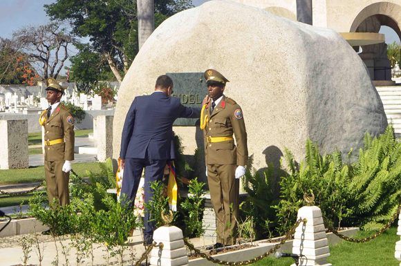 Visiblemente conmovido, Correa se detuvo ante el monumento y guardó un minuto de silencio para homenajear con sublime solemnidad al estadista cubano