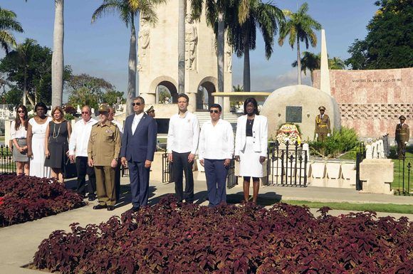 compañado por el Comandante de la Revolución Ramiro Valdés Menéndez, el presidente de la República del Ecuador, Rafael Correa Delgado, rindió homenaje al eterno líder de la Revolución cubana y al Apóstol José Martí.
