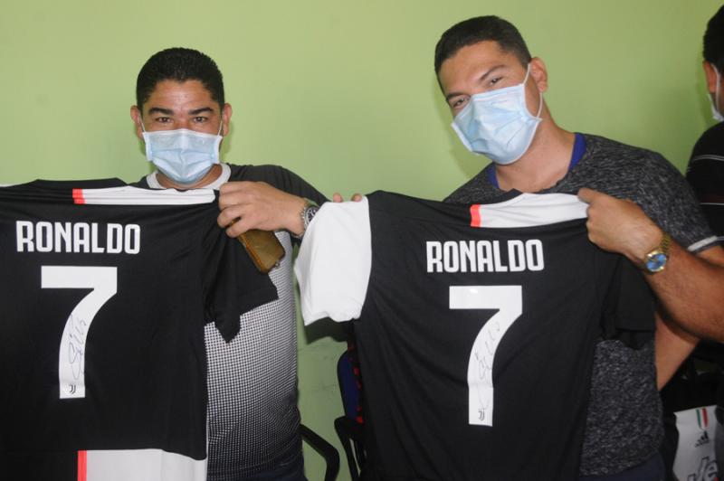 el Juventus le ha enviado a cada médico y enfermero cubano en Turín un pulóver original de su número 7, Cristiano Ronaldo, con su firma. 