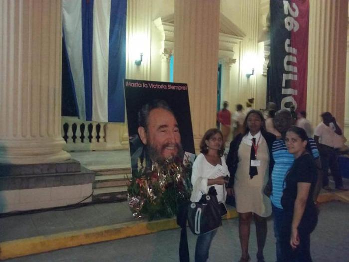 Ya avanzada la noche, en Santa Clara no decrecen las filas para rendir tributo a Fidel.