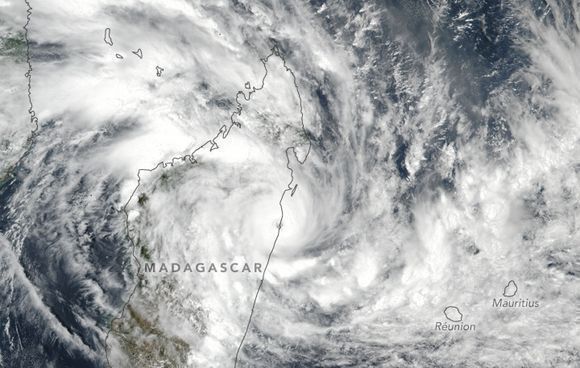 El ojo del ciclón tropical Ava tocó tierra en la costa oriental de Madagascar el viernes 5