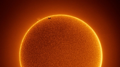 impresionante fotografía de la Estación Espacial Internacional (EEI) pasando frente al Sol