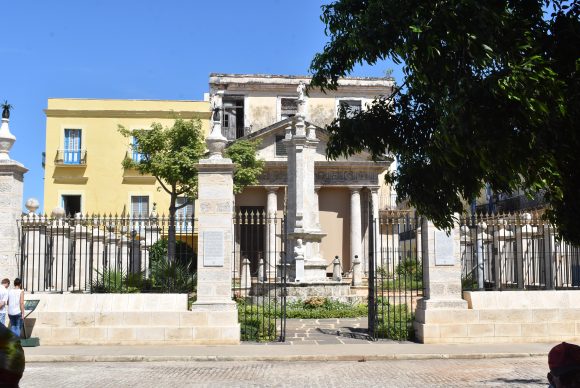 El Templete es el más pequeño de los edificios que rodean la Plaza de Armas. Sin embargo, es la primera obra civil de carácter notoriamente neoclásico con que contó La Habana. Foto: Lili Chang