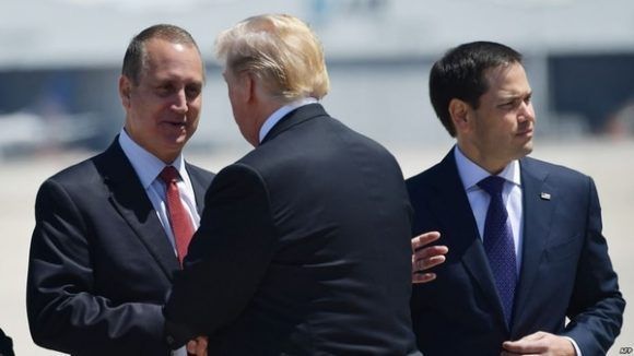El presidente Donald Trump recibido por el legislador Mario Díaz-Balart y el senador Marco Rubio en el Aeropuerto Internacional de Miami, el 16 de abril de 2018