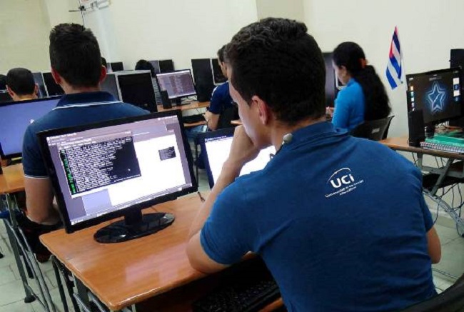 Participan jóvenes cubanos en concurso de programación en la UCI