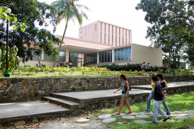 La Universidad Central de Las Villas también adecuó sus programas y horarios a la situación actual del país. Foto: Archivo 