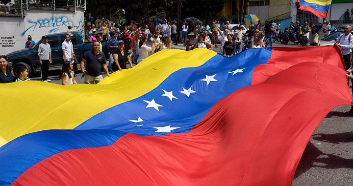 Con su voto los venezolanos deciden el futuro de su país
