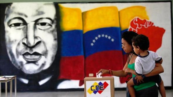 Imagen de Chávez, bandera venezolana y mujer votando en elecciones