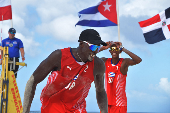 Noslen Díaz y Jorge Luis Alayo en el Challenge Pro Tour Mundial de Voleibol de Playa de Saquarema 2024, en Brasil, tras conquistar tres victorias consecutivas en la jornada sabatina. Foto: Ernesto Beltré. Noslen Díaz y Jorge Luis Alayo en el Challenge Pro Tour Mundial de Voleibol de Playa de Saquarema 2024, en Brasil, tras conquistar tres victorias consecutivas en la jornada sabatina. Foto: Ernesto Beltré.