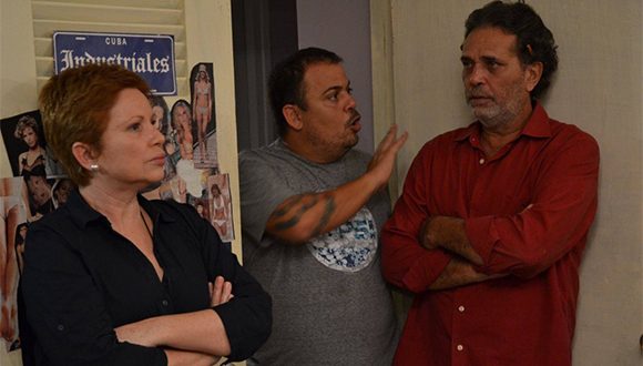 Lester Hamlet (centro) junto a los protagonistas de “Ya no es antes”, Isabel Santos y Luis Alberto García, durante la filmación de la película.