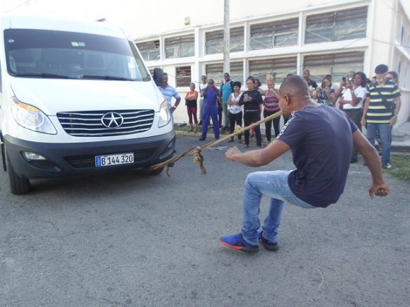 Asombroso: El cubano que mueve carros con la boca 