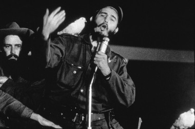 Las palomas, junto al líder de la Revolución, quedaron en la historia como signo de la libertad recién conquistada, 8 de enero de 1959. Foto: Libro Caravana de La Libertad de Luis Báez y Pedro de la Hoz.