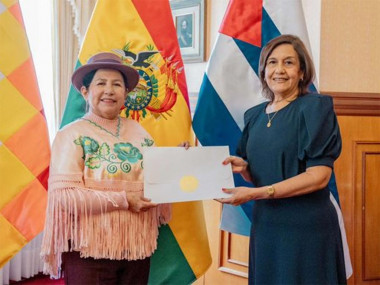 Canciller de Bolivia recibe Copias de Estilo de embajadora de Cuba