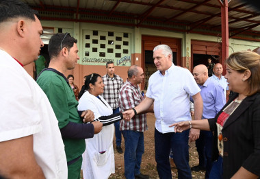 Miguel Díaz-Canel empezó el recorrido por el municipio de Quivicán