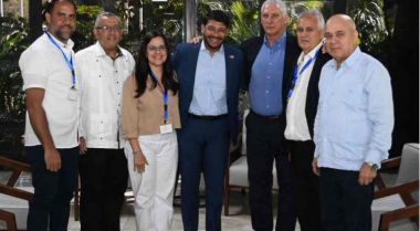 Miguel Díaz-Canel, conversa con participantes en foro internacional