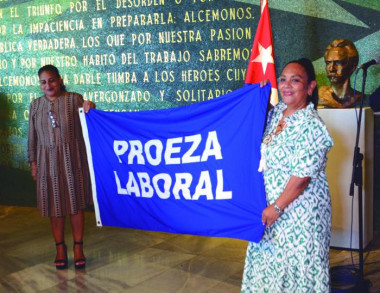 La bandera de Proeza Laboral para la Radio Cubana, que hacen posible más de 5 000 trabajadores. Foto: Ismael Batista Ramírez