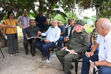 Díaz-Canel chequea rehabilitación de fuente de agua Cosculluela