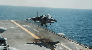El Ejército de Estados Unidos ha publicado fotografías de infantes de marina realizando ejercicios con armamento y otras maniobras en uno de los buques que habrían sido enviados rumbo al sur del Caribe.