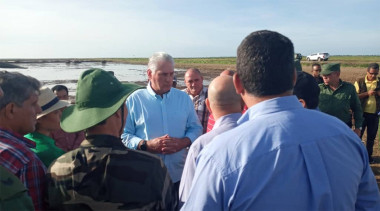 En su visita al proyecto arrocero en Los Palacios, Díaz-Canel se interesó por las posibilidades de concreción del proyecto y las condiciones de la tierra. Foto: Periódico Guerrillero.