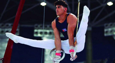   El atleta cubano Diorges Escobar sobresale hoy entre los ocho mejores finalistas en el Campeonato de Gimnasia Artística para Adultos, con sede en Panamá hasta el próximo domingo.  En las clasificatorias (rama masculina) del torneo, con sede en el centro de Convenciones Figali, de Ciudad de Panamá, el representante de las Antillas acumuló 13 650 puntos y encabeza la lista de finalistas en suelo (FX), seguido por Félix Dolci (Canadá), con igual resultado; y luego Taylor Troy y Junnosuke Iwai (Estados Unidos