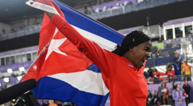 La cubana Leyanis Pérez celebra su título mundial en triple salto, el 22 de marzo en Nankín (China), en el Mundial de pista cubierta. WANG Zhao / AFP