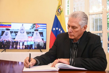 El Presidente de la República de Cuba, Miguel Díaz-Canel Bermúdez, firmó este martes el Libro de Condolencias abierto en la Embajada de Venezuela en La Habana, en homenaje a los héroes y mártires de Venezuela y Cuba que ofrendaron sus vidas en defensa de la soberanía de esa hermana nación. Foto: Presidencia Cuba.