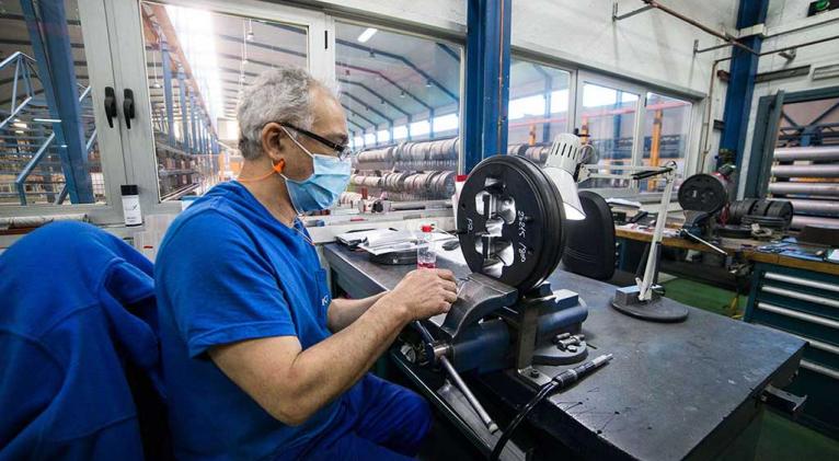 trabajador cuba fabrica